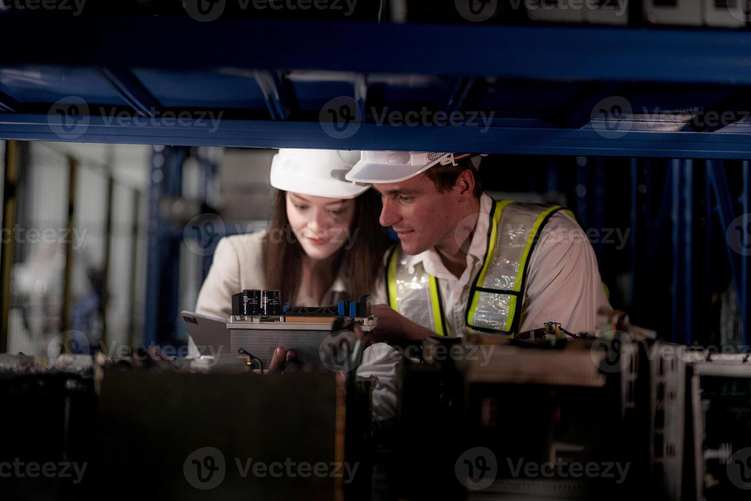 comprobación y inspeccionando metal máquina parte artículos para envío. masculino y mujer trabajador comprobación el Tienda fábrica. industria fábrica depósito. el almacén de de repuesto parte para maquinaria y vehículos foto