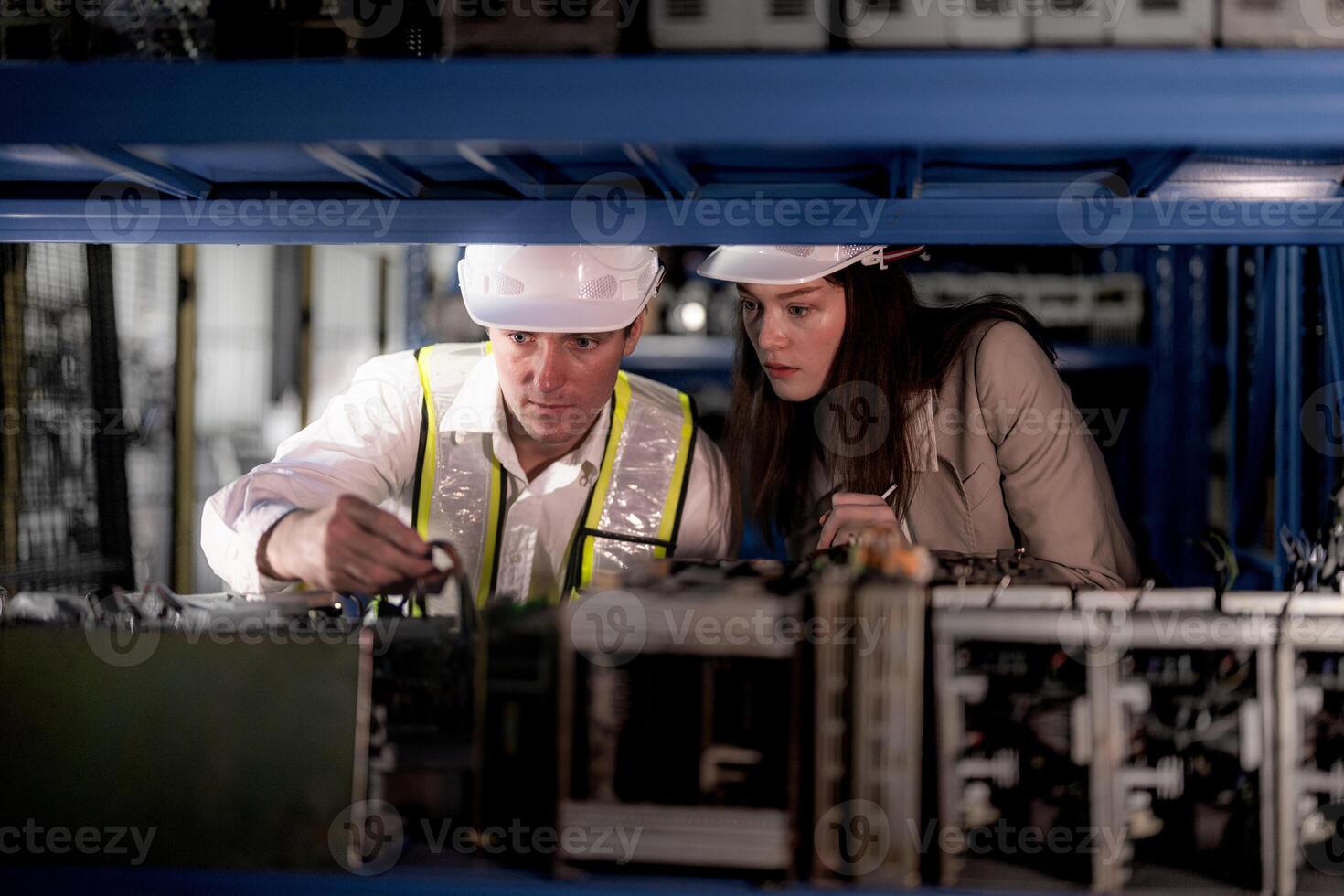 técnico ingenieros equipo comprobación el máquina y mantenimiento servicio. trabajadores mirando a de repuesto partes en valores a almacén fábrica. obrero con un Lista de Verificación mirando en parte de máquina partes. foto