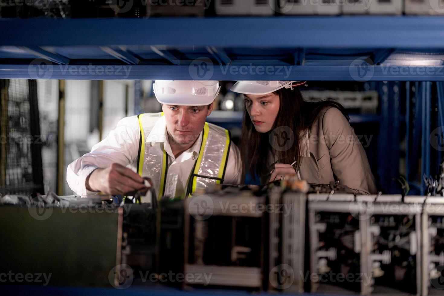 comprobación y inspeccionando metal máquina parte artículos para envío. masculino y mujer trabajador comprobación el Tienda fábrica. industria fábrica depósito. el almacén de de repuesto parte para maquinaria y vehículos foto