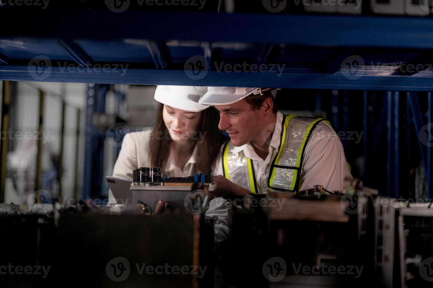 comprobación y inspeccionando metal máquina parte artículos para envío. masculino y mujer trabajador comprobación el Tienda fábrica. industria fábrica depósito. el almacén de de repuesto parte para maquinaria y vehículos foto