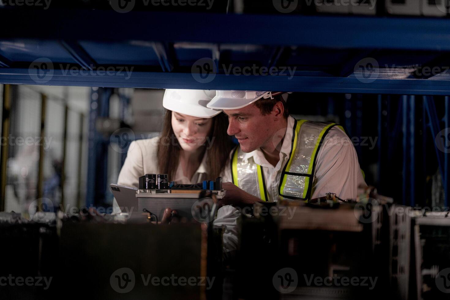 comprobación y inspeccionando metal máquina parte artículos para envío. masculino y mujer trabajador comprobación el Tienda fábrica. industria fábrica depósito. el almacén de de repuesto parte para maquinaria y vehículos foto