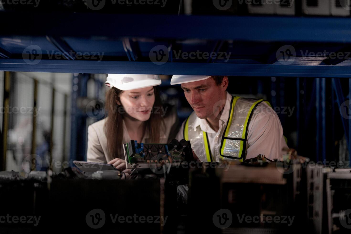 comprobación y inspeccionando metal máquina parte artículos para envío. masculino y mujer trabajador comprobación el Tienda fábrica. industria fábrica depósito. el almacén de de repuesto parte para maquinaria y vehículos foto