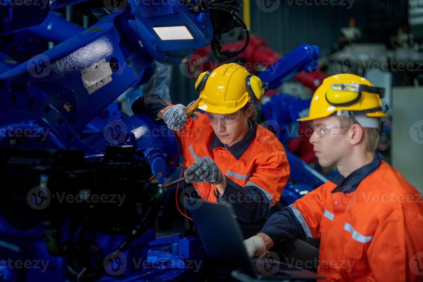 negocio ingenieros reunirse y cheque controlar pesado máquina robot brazo. diverso equipo de industrial robótica ingenieros reunido alrededor máquina. profesional maquinaria operador utilizar industrial digital tableta. foto