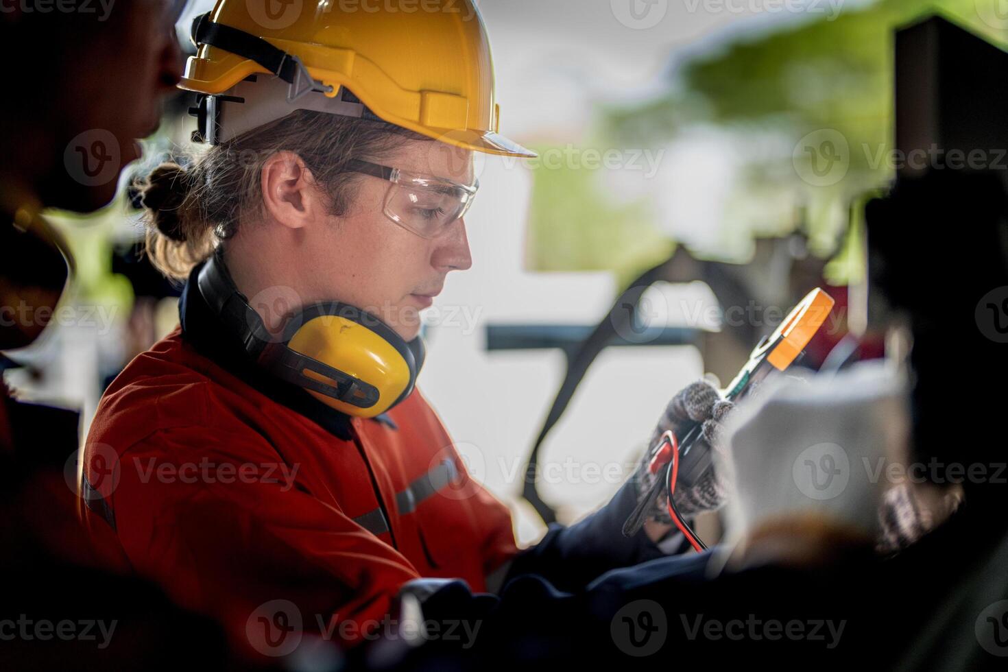 masculino ingeniero trabajadores mantenimiento automático robótico brazo máquina en un fábrica. trabajador comprobación y reparando automático robot mano máquina. técnico trabajador cheque para reparar fábrica máquina. foto