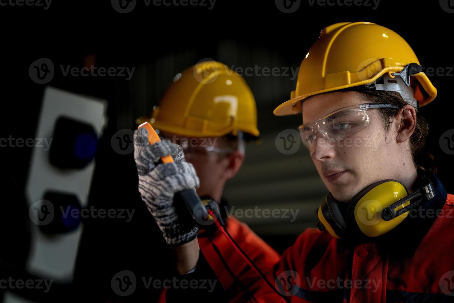 masculino ingeniero trabajadores mantenimiento automático robótico brazo máquina en un fábrica. trabajador comprobación y reparando automático robot mano máquina. técnico trabajador cheque para reparar fábrica máquina. foto