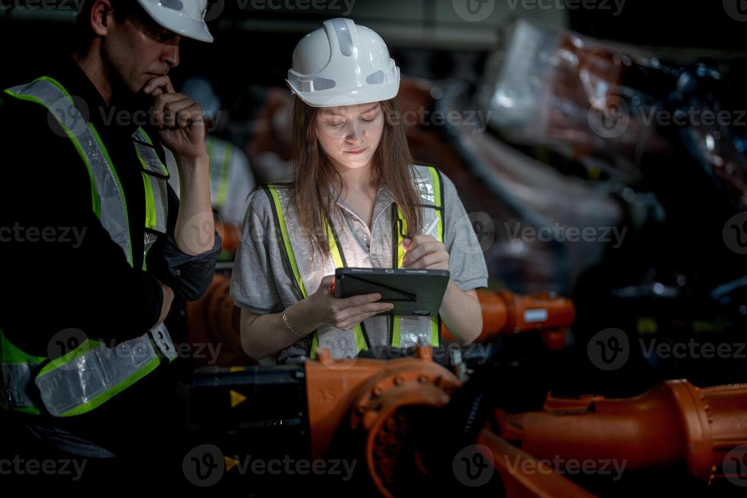 negocio ingenieros reunión y comprobación nuevo máquina robot. trabajadores caminando a almacén industria soldadura máquina. negocio negociación conceptos y tecnología. mujer utilizando inteligente tableta a presente hombre. foto