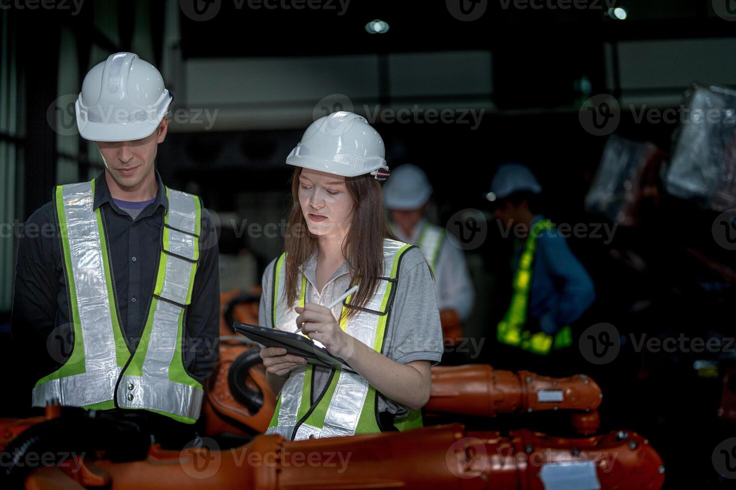 negocio ingenieros reunión y comprobación nuevo máquina robot. trabajadores caminando a almacén industria soldadura máquina. negocio negociación conceptos y tecnología. mujer utilizando inteligente tableta a presente hombre. foto