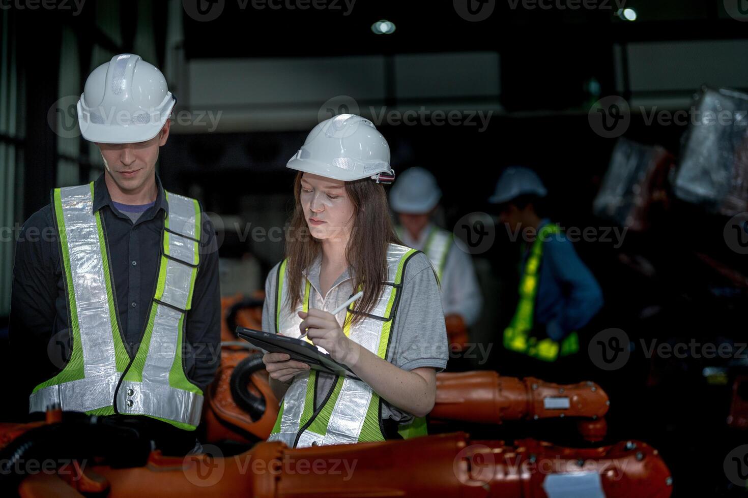 negocio ingenieros reunión y comprobación nuevo máquina robot. trabajadores caminando a almacén industria soldadura máquina. negocio negociación conceptos y tecnología. mujer utilizando inteligente tableta a presente hombre. foto