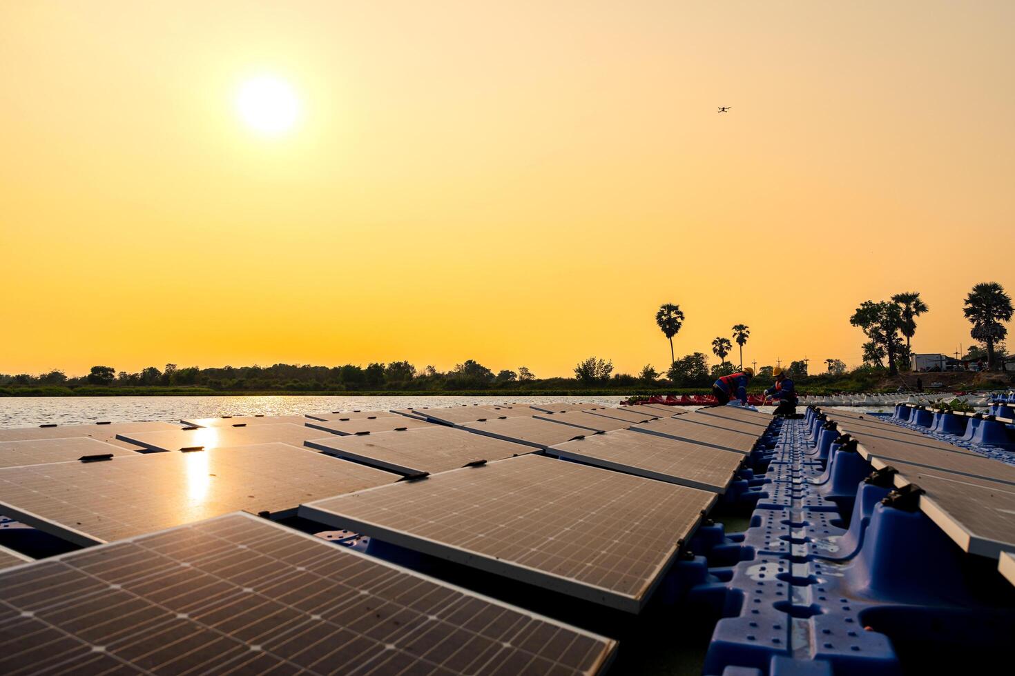 masculino trabajadores reparar flotante solar paneles en agua lago. ingenieros construir en sitio flotante solar paneles a Dom ligero. limpiar energía para futuro viviendo. industrial renovable energía de verde fuerza. foto