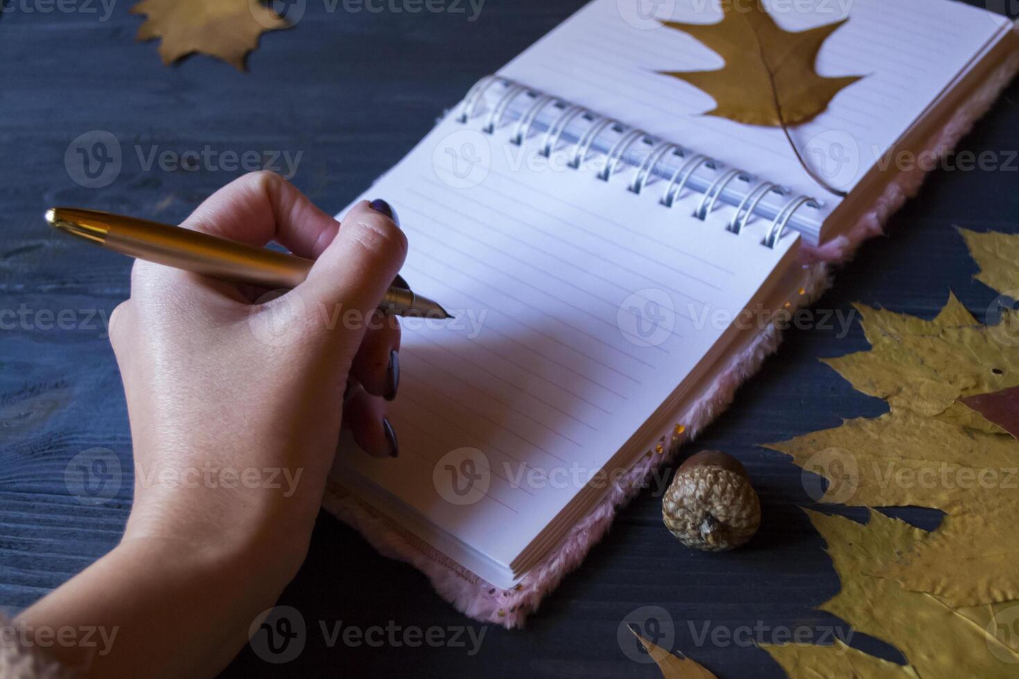 mano escritura en cuaderno. foto