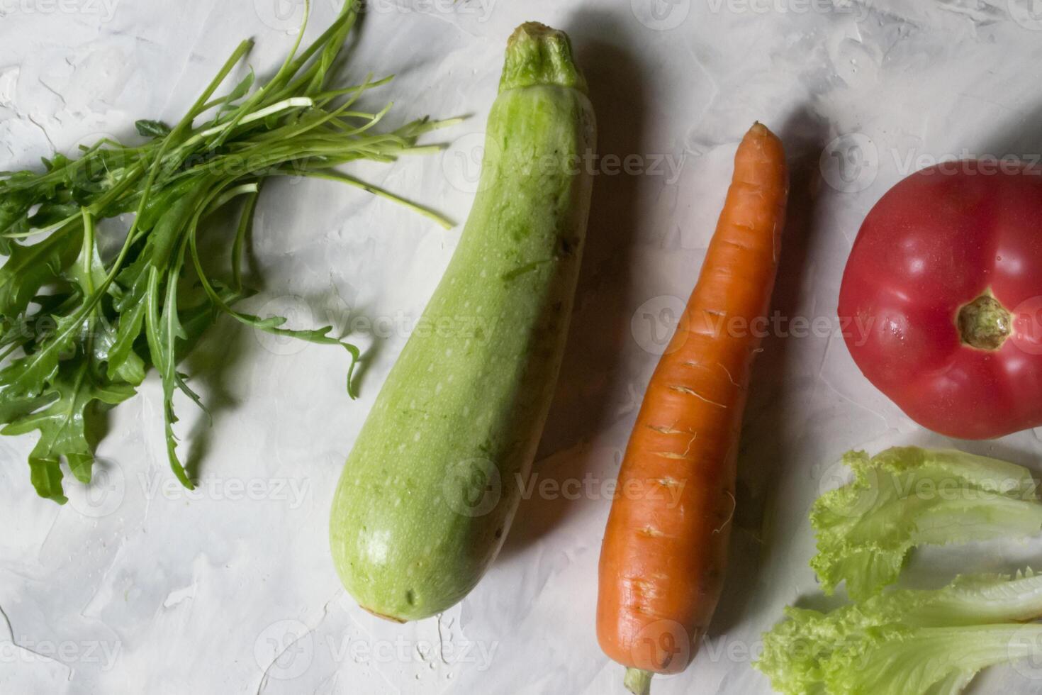 grupo de vegetales en un cocina mesa. ingredientes para Cocinando ensalada. foto