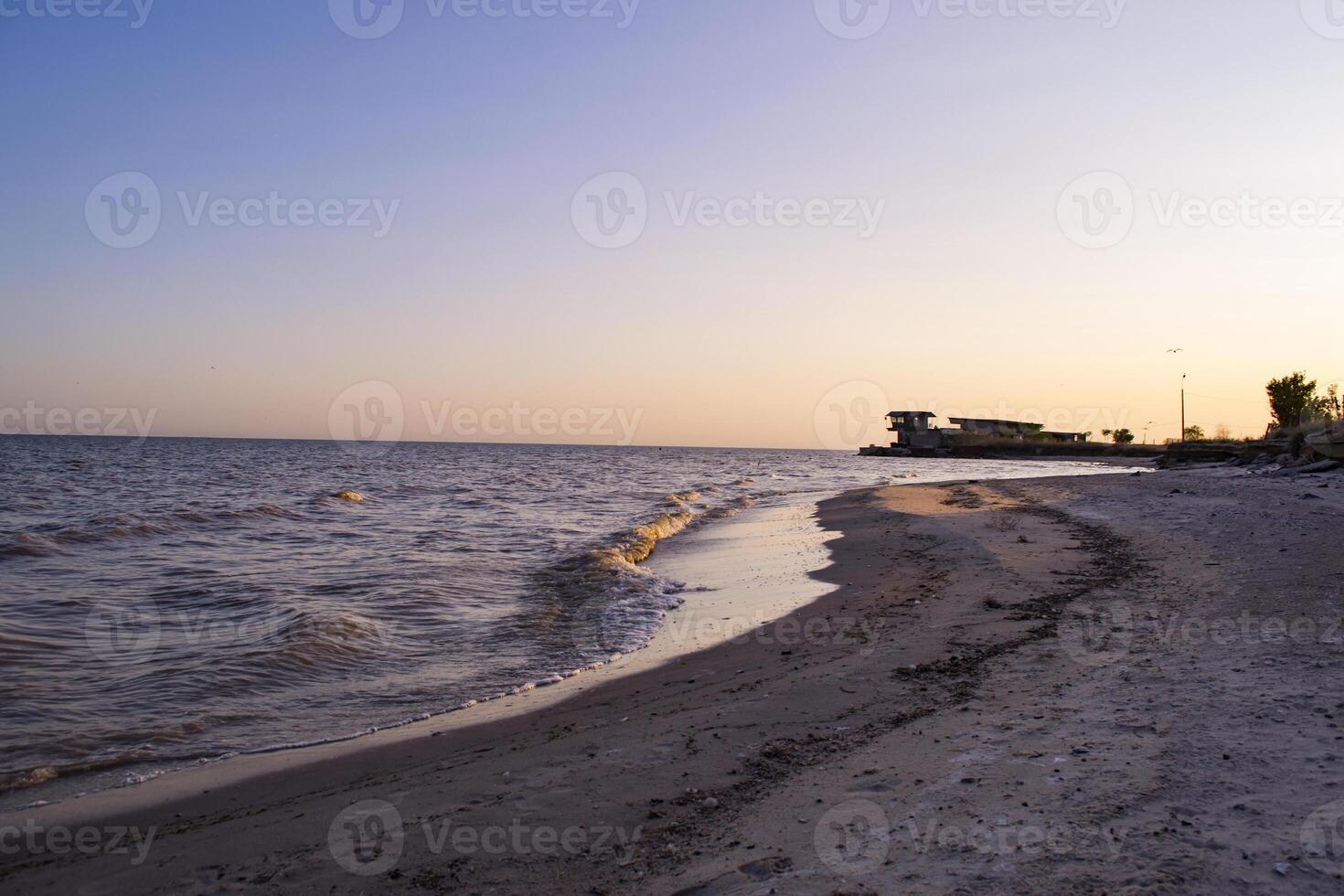 puesta de sol playa. hermosa puesta de sol en el abandonado playa. foto