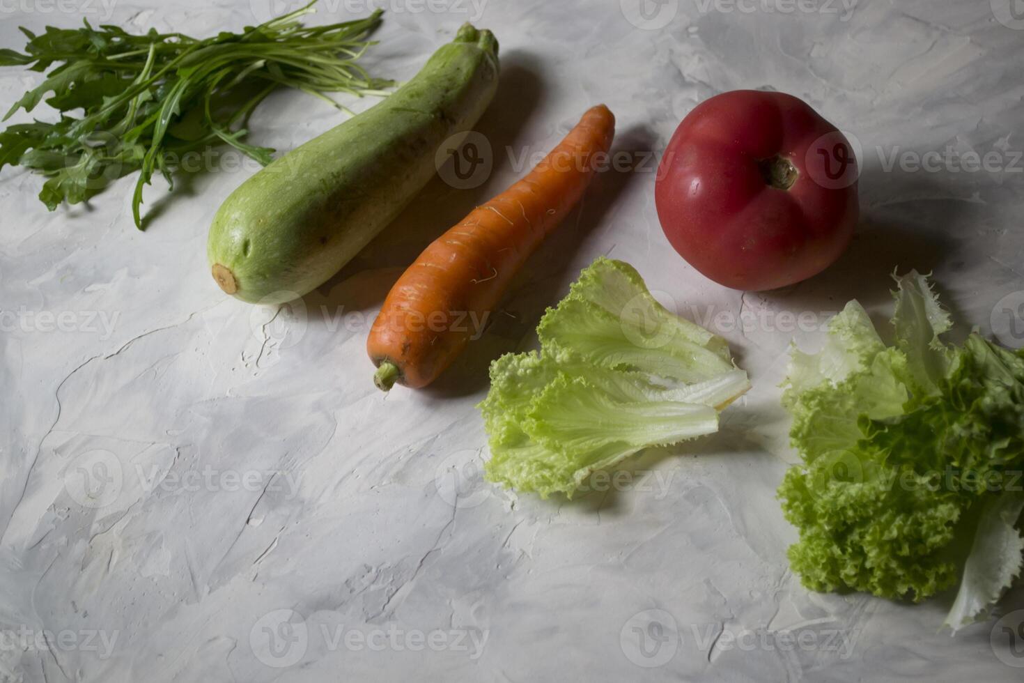 grupo de vegetales en un cocina mesa. ingredientes para Cocinando ensalada. foto