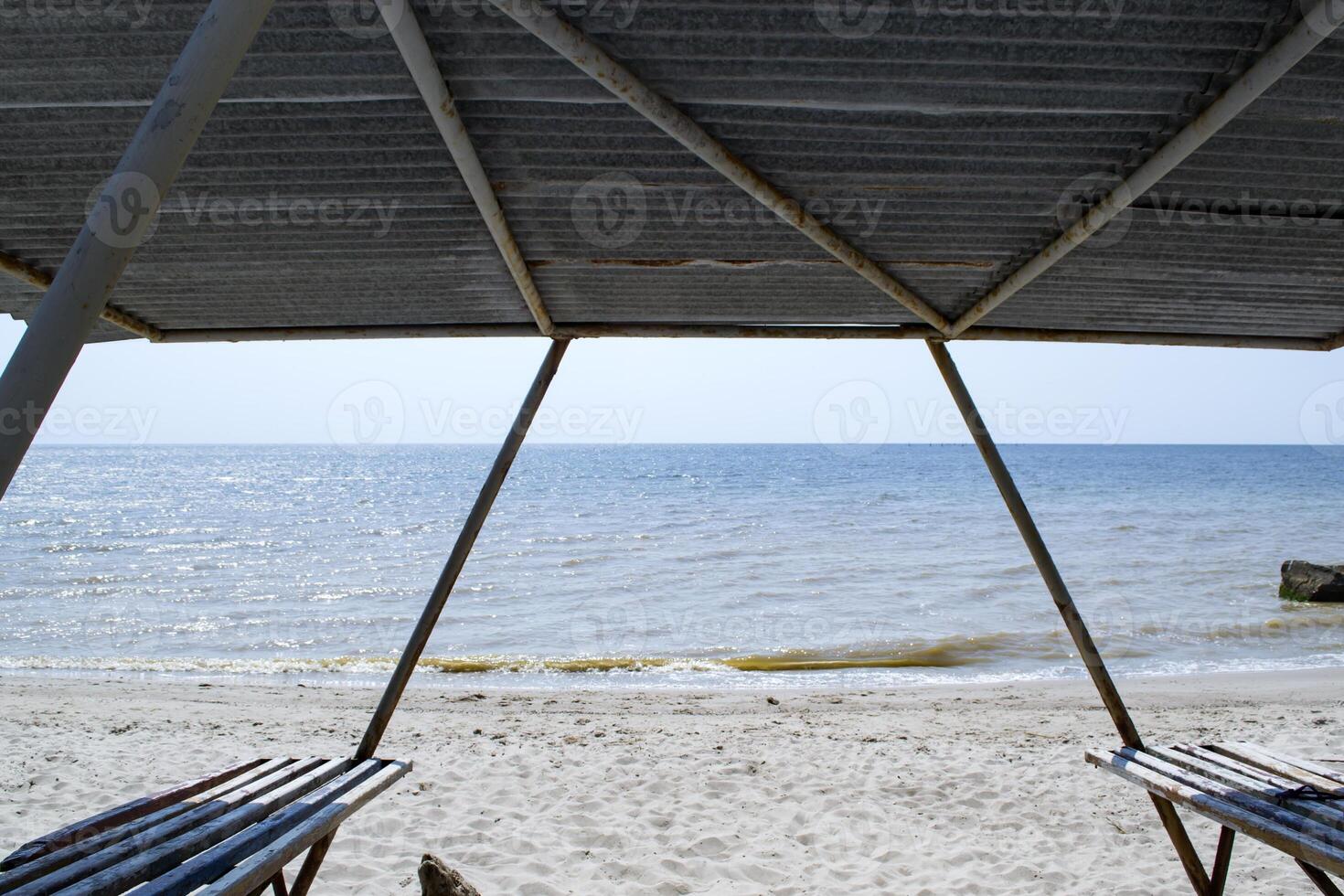 un cenador con bancos en el playa. hermosa marina. el sitio para descansar. foto