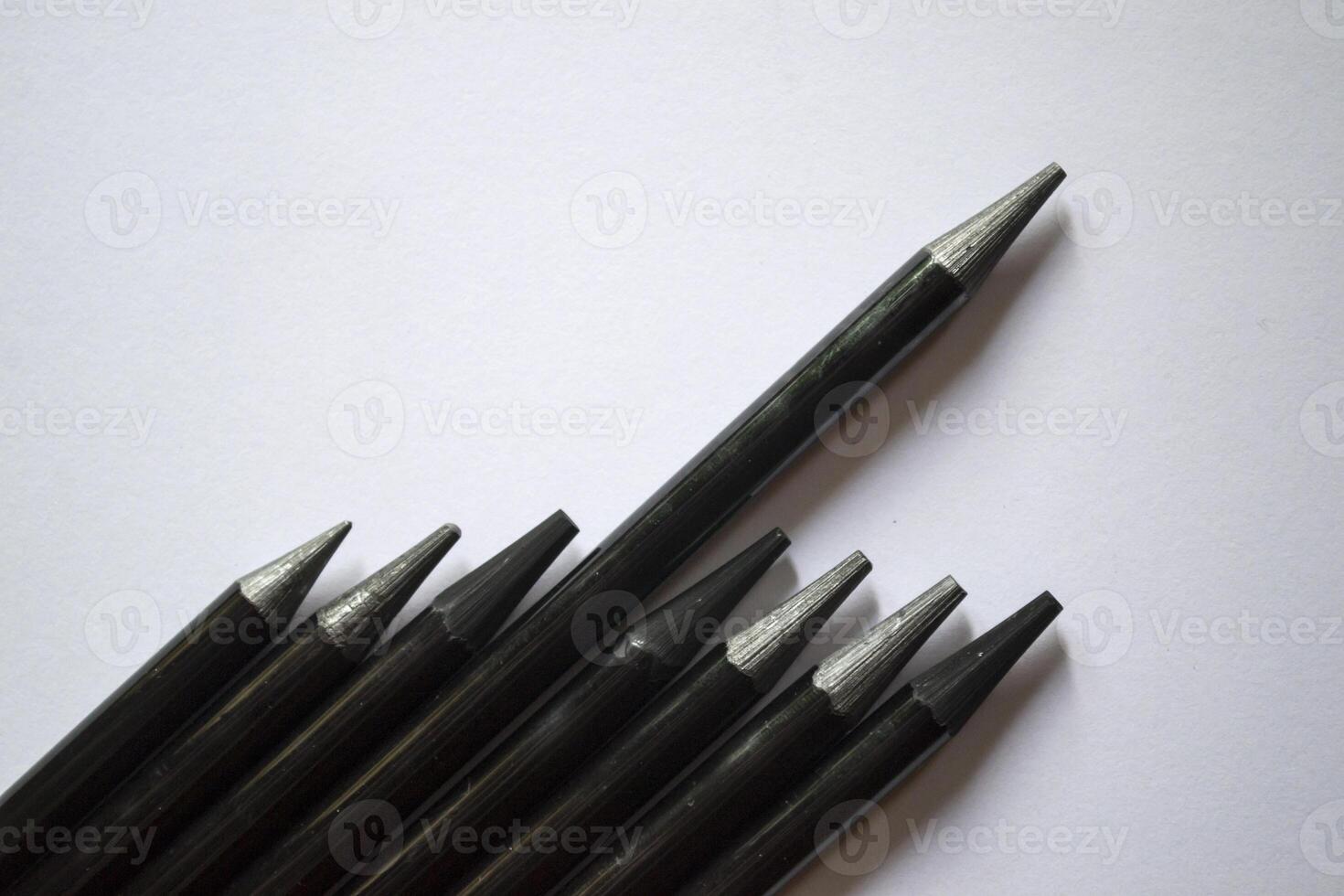 el conjunto de gris lapices en un blanco antecedentes. herramientas para dibujo en el escritorio. foto