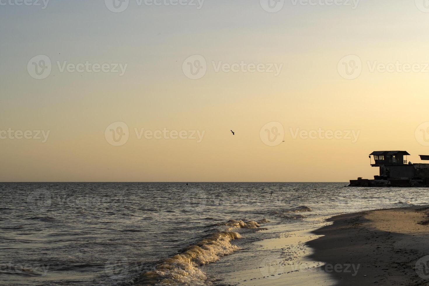 puesta de sol playa. hermosa puesta de sol en el abandonado playa. foto