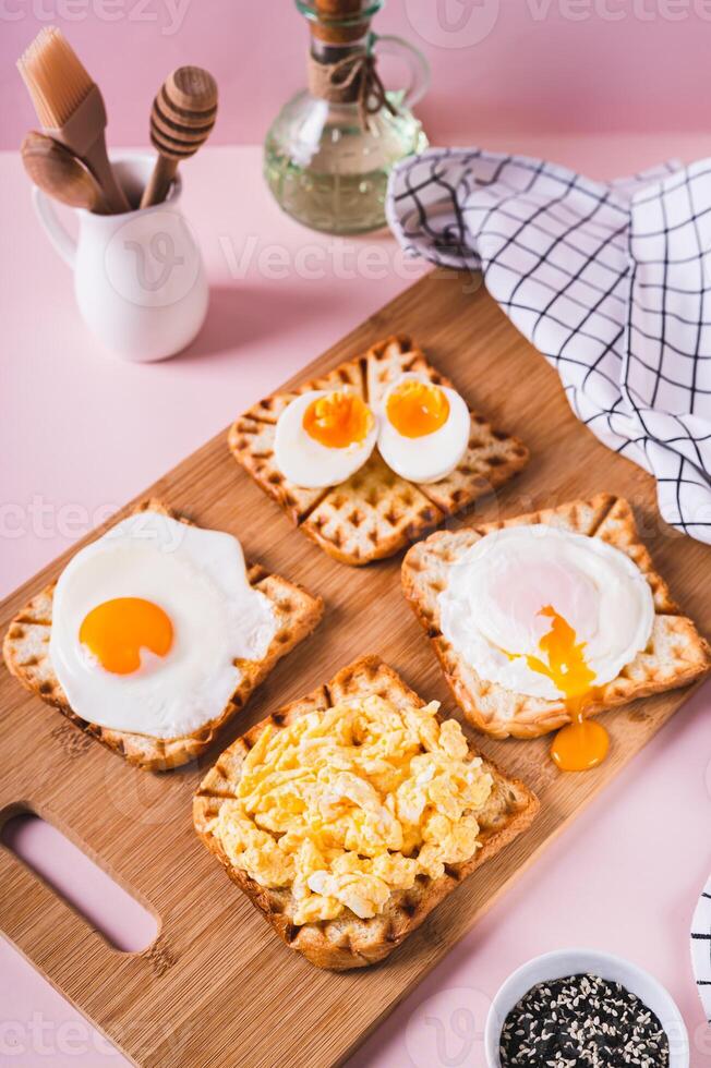 huevos preparado a diferente recetas en brindis en un de madera tablero vertical ver foto