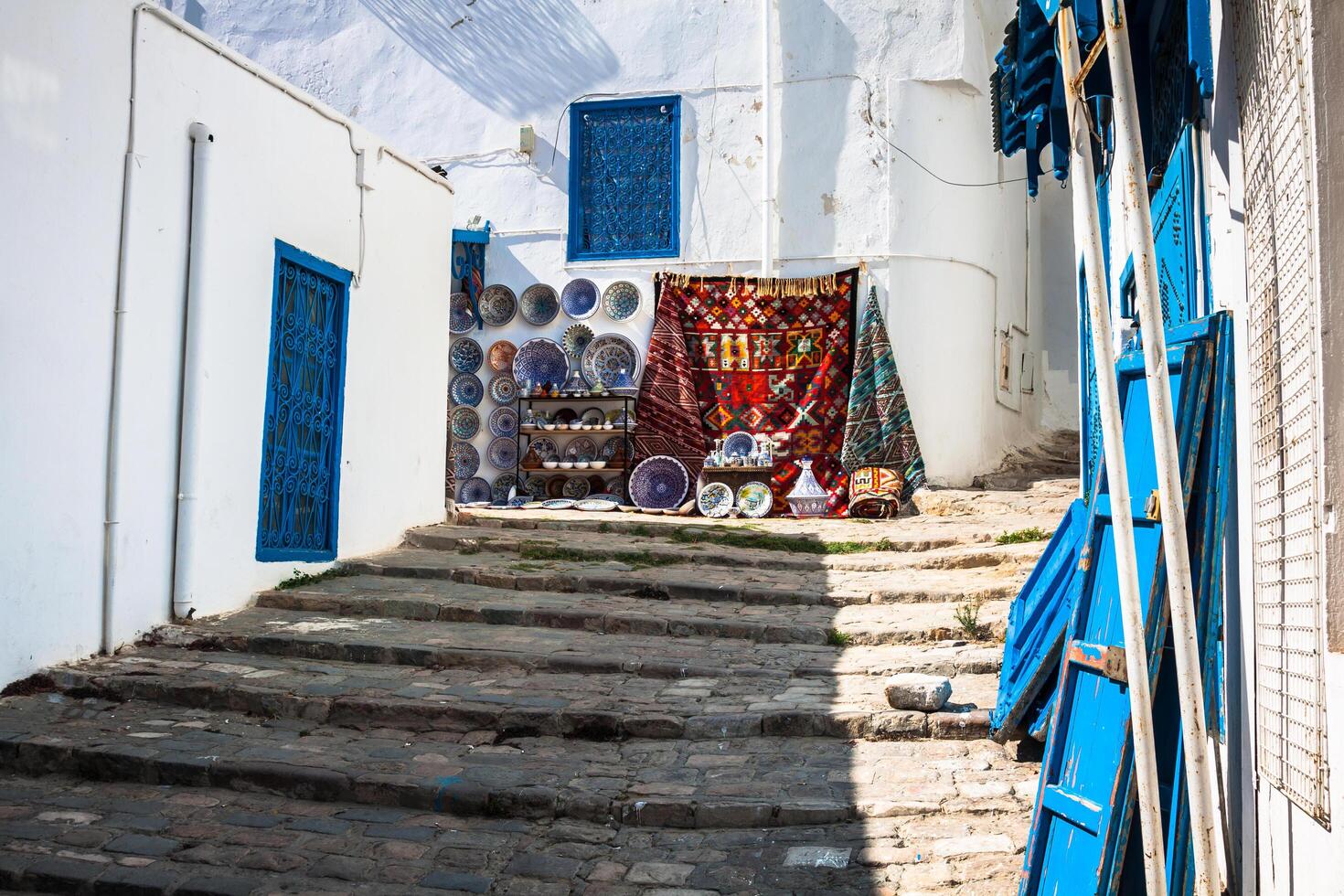 calle en la ciudad de sidi bou said, túnez foto