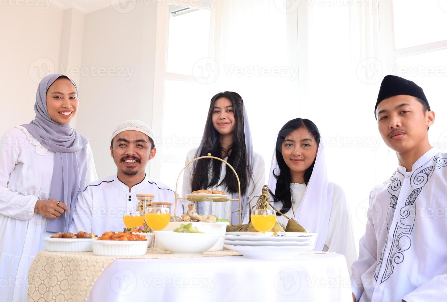 grupo de amigo actitud para celebrando eid Mubarak foto