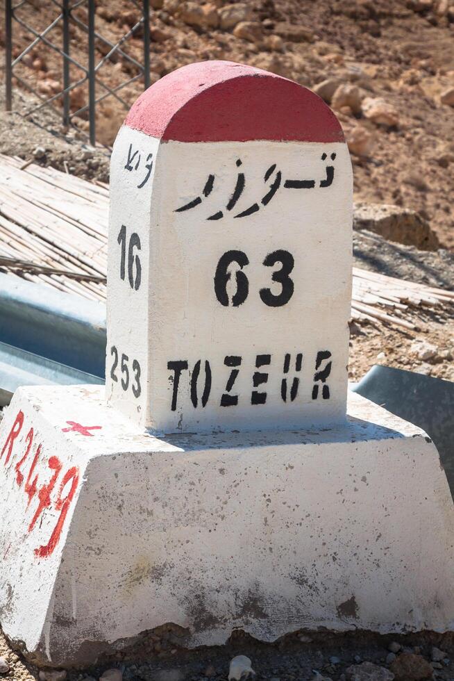 la carretera señales en Túnez, cuales espectáculo el dirección para el tozeur foto