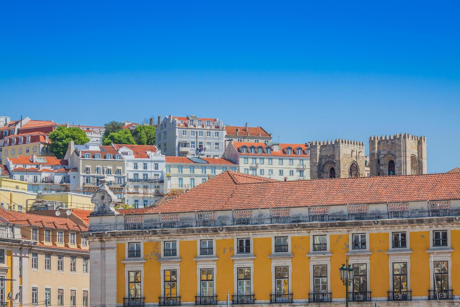 Lisboa, Portugal horizonte a sao Jorge castillo en el tarde. foto