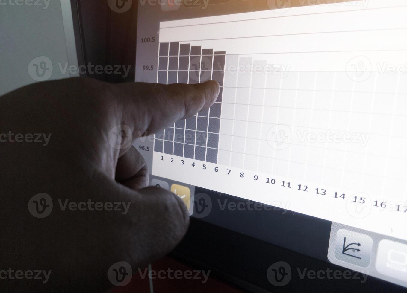 el ingeniero un ingeniero es señalando a un monitor datos gráficos en monitor tecnología de criadero máquina. foto