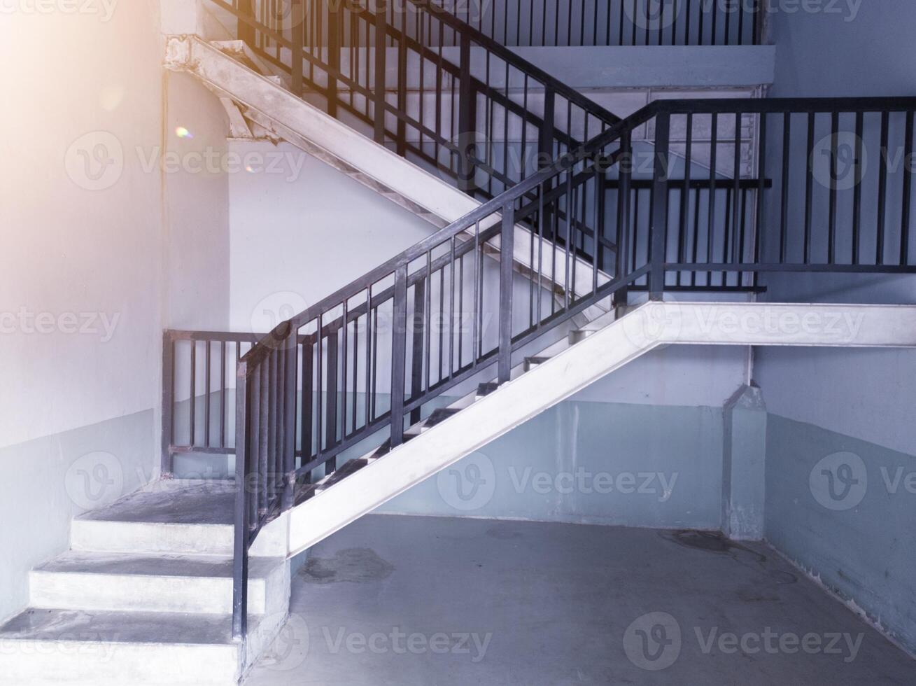 interior de el escalera líder a el parte superior piso en un industrial oficina edificio. foto