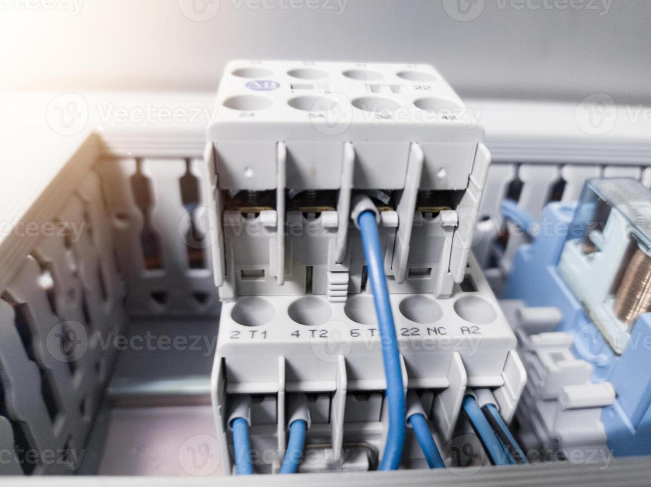 cerca arriba el magnético contactores relé en panel junta, alambrado conexión circuito a terminales relé cambiar contactor en el panel control. instalación alambrado conexión magnético contactores foto