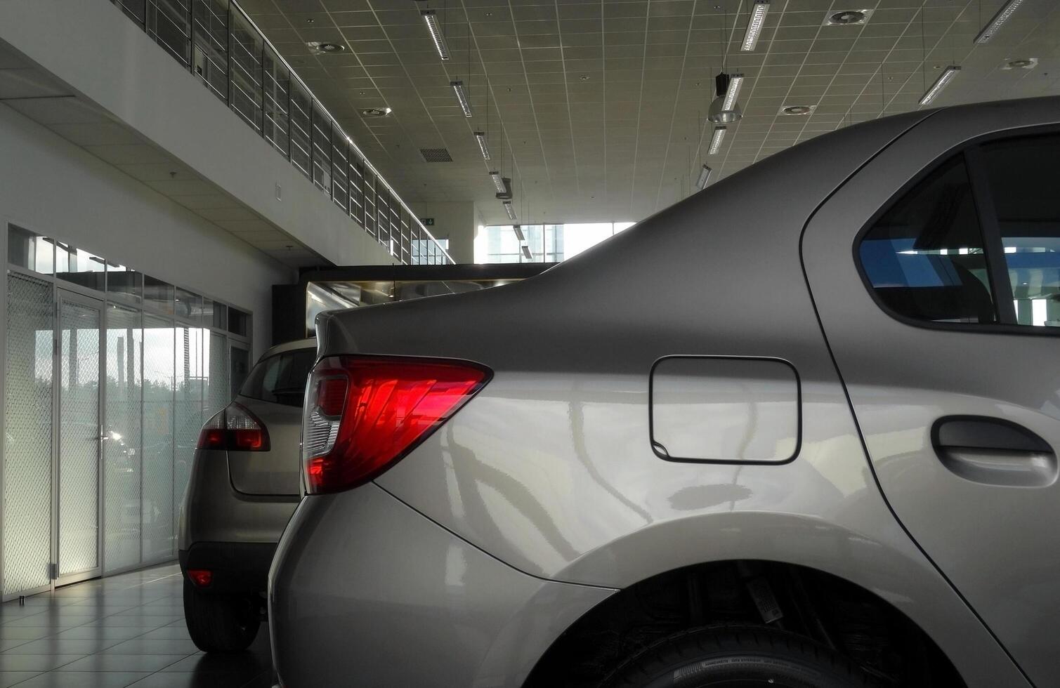 vehículos para rebaja y para alquilar en un coche sala de exposición foto