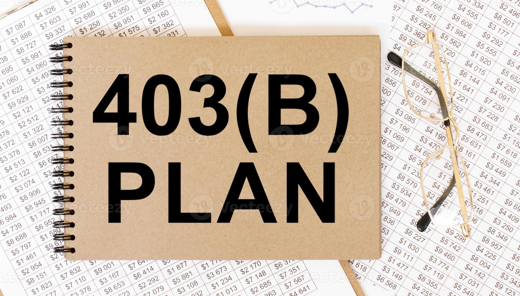 403b plan mensaje en espiral cuaderno con financiero cartas y los anteojos. Jubilación planificación y inversión concepto con Copiar espacio para diseño y impresión. foto