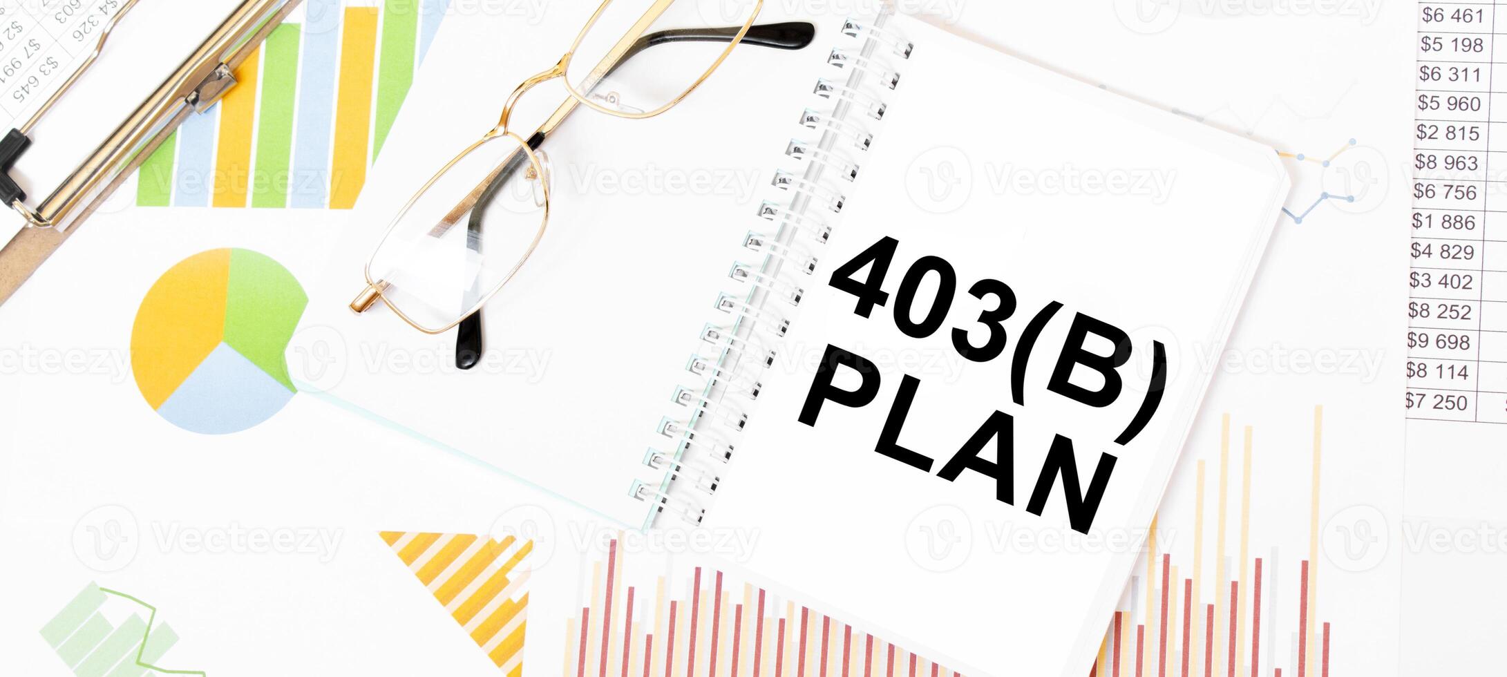 403b plan fraseología en espiral cuaderno con los anteojos y Finanzas cartas foto