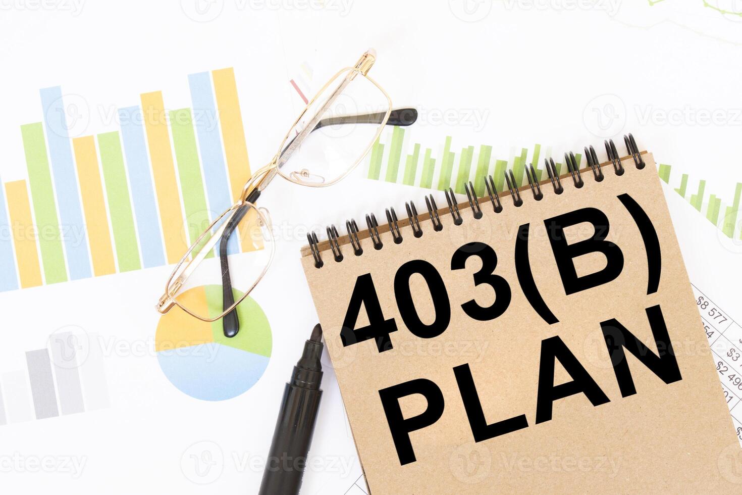 403b plan texto en un espiral cuaderno con financiero gráficos y los anteojos. Jubilación planificación y inversión concepto para diseño y educativo utilizar foto