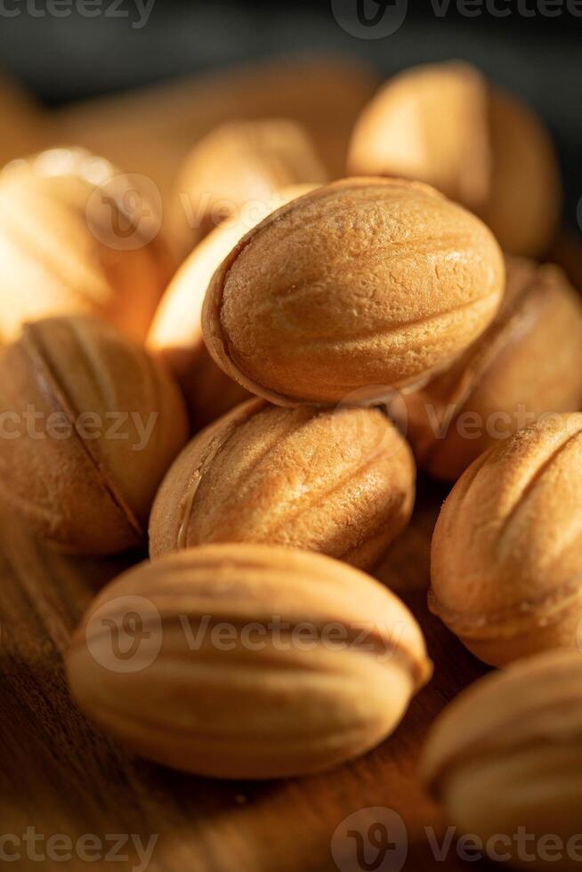 cerca arriba de un pila de Almendras en un rústico de madera tablero foto