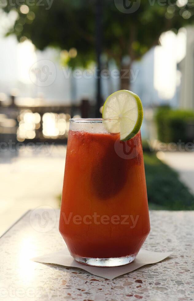 frío y actualizar con un junto a la piscina Fruta Mocktail foto