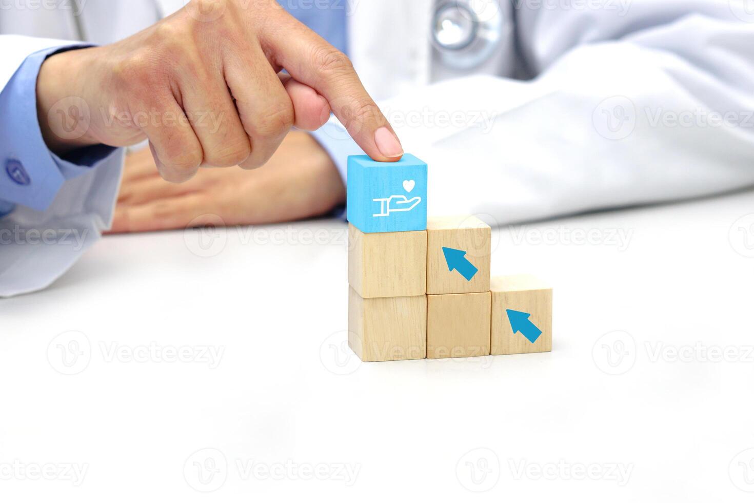 dedo de médico conmovedor un de madera bloquear cubo con médico icono símbolo. médico, salud y seguro concepto. foto