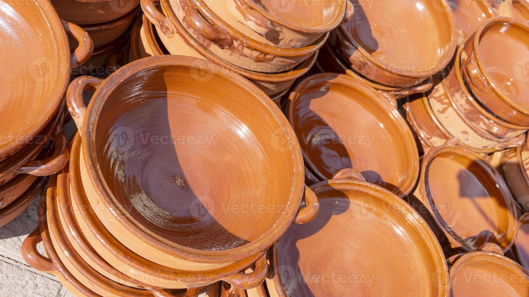 besado por el Sol terracota cerámica, apilado en rústico elegancia foto