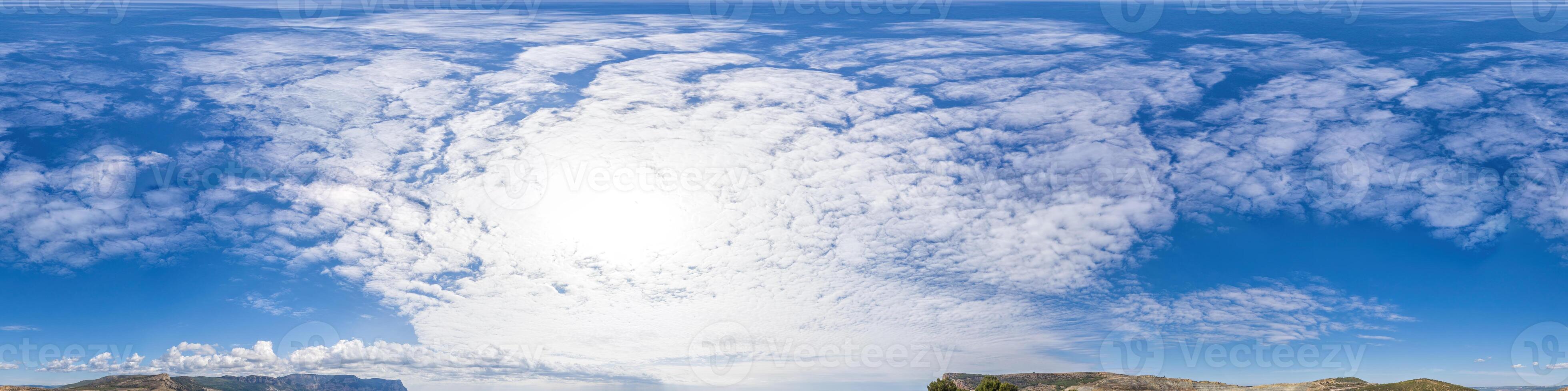 cielo parte de panorama con nubes, sin suelo, para fácil utilizar en 3d gráficos y panorama para composicion en aéreo y suelo esférico panoramas como un cielo cúpula. foto