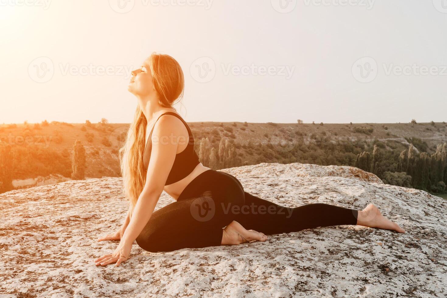 aptitud mujer. contento de edad mediana aptitud mujer haciendo extensión y pilates en un rock cerca bosque a puesta de sol. hembra aptitud yoga rutina. sano estilo de vida con atención en bienestar y relajación. foto