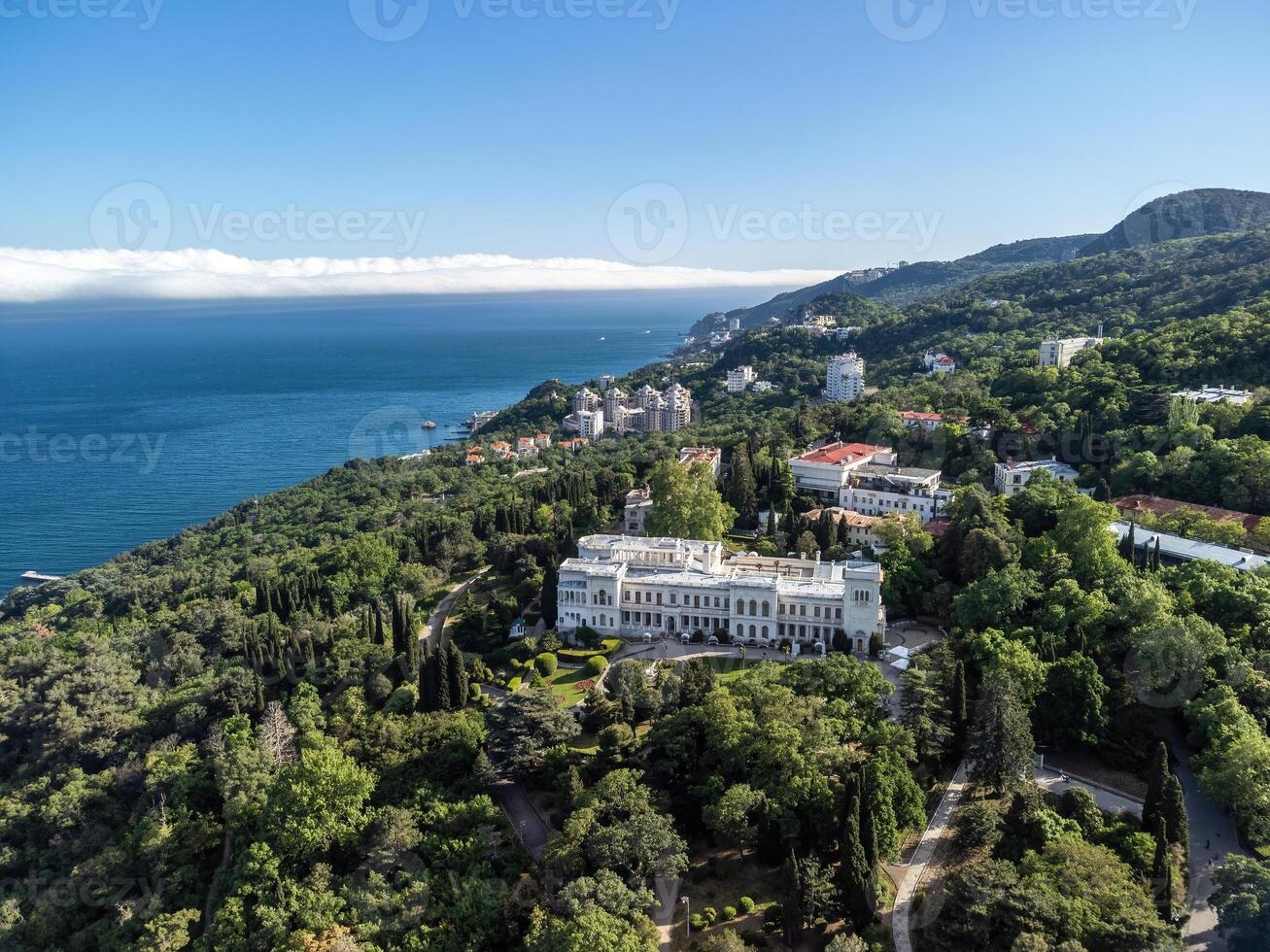 aéreo ver de Livadia palacio - situado en el costas de el negro mar en el pueblo de Livadia en el yalta región de Crimea. Livadia palacio estaba un verano retirada de el último ruso zar nicholas ii foto