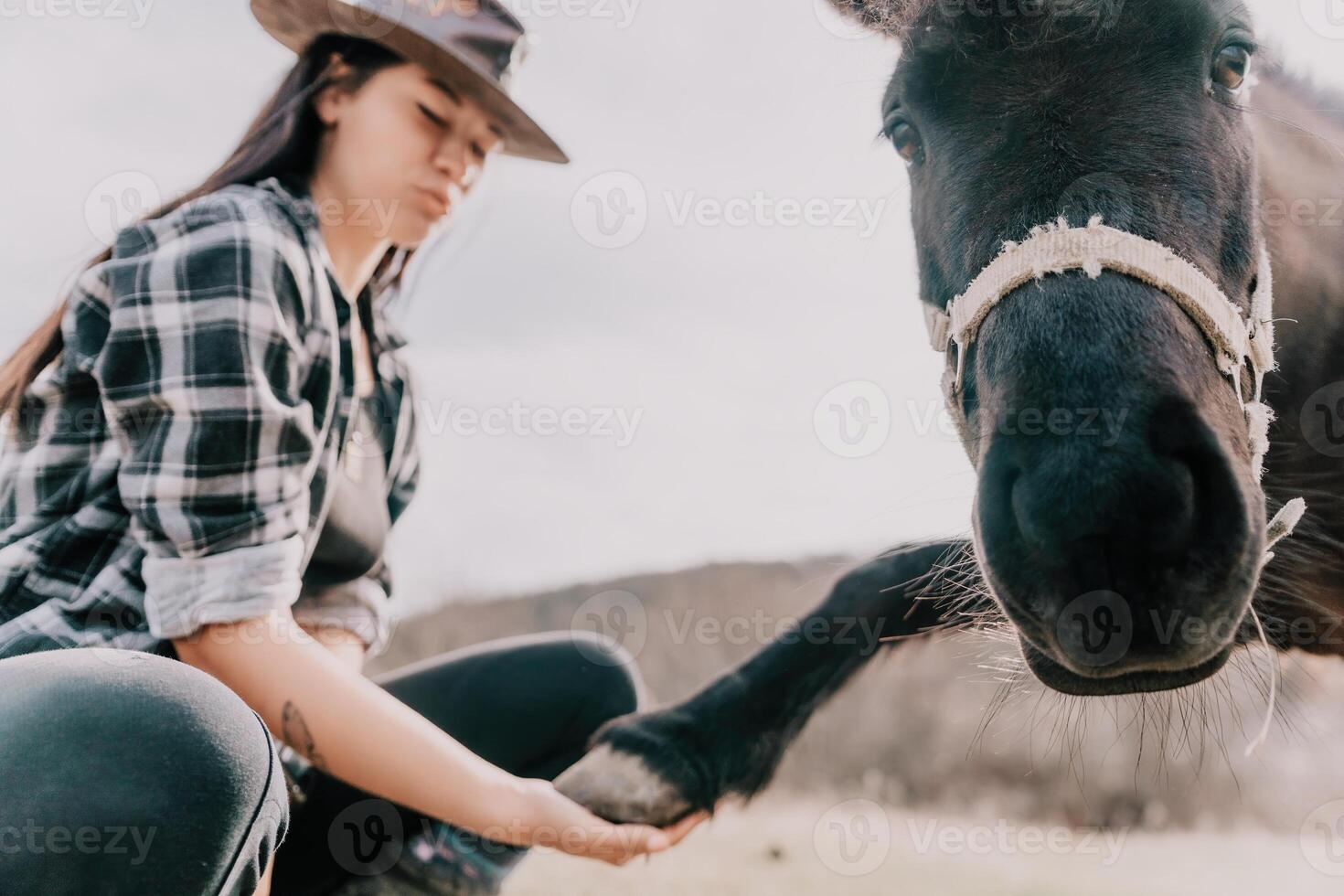 joven contento mujer con su poni caballo en noche puesta de sol ligero. al aire libre fotografía con Moda modelo muchacha. estilo de vida humor. oncept de al aire libre equitación, Deportes y recreación. foto