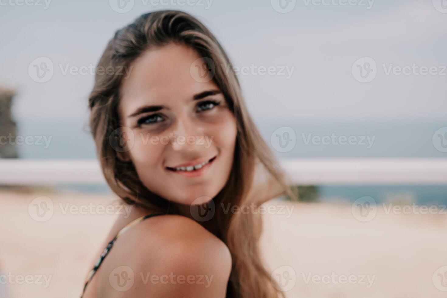 contento mujer retrato en cafetería. boho elegante Moda estilo. al aire libre foto de joven contento mujer con largo cabello, soleado clima al aire libre sentado en moderno cafetería.