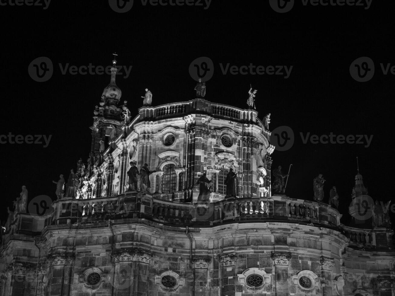 el ciudad de Dresde a noche foto