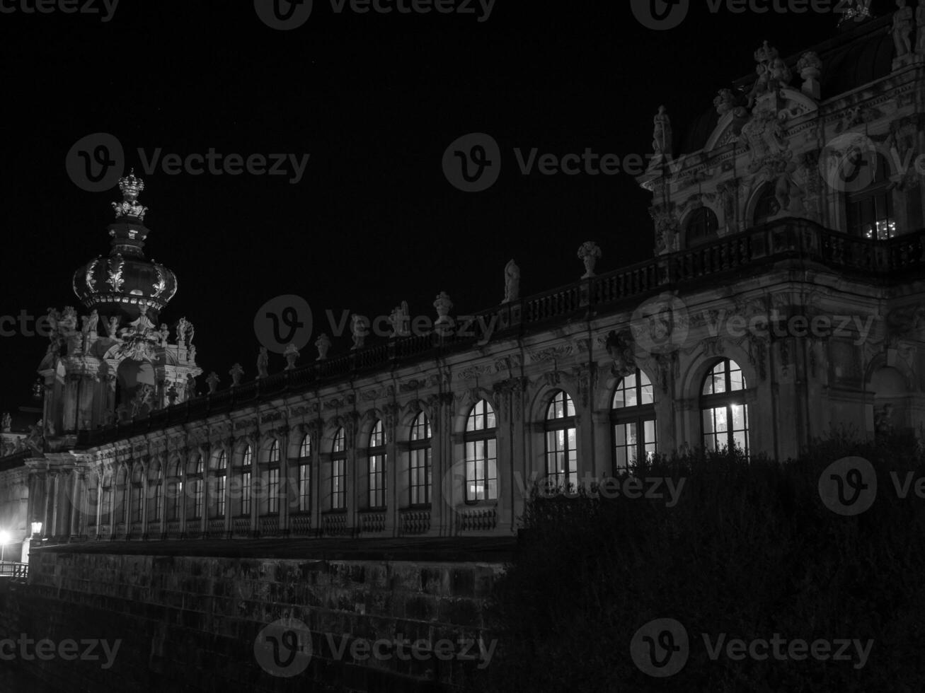 el ciudad de Dresde a noche foto