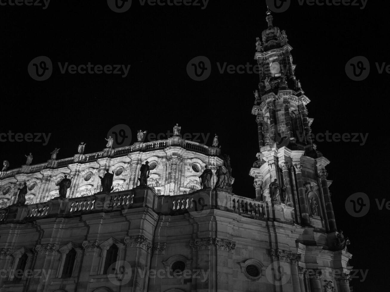 el ciudad de Dresde a noche foto