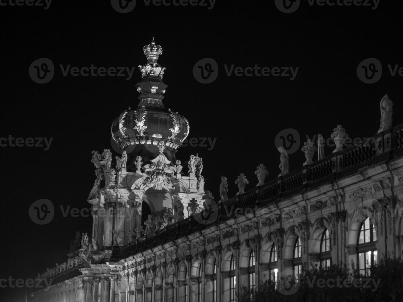 el ciudad de Dresde a noche foto