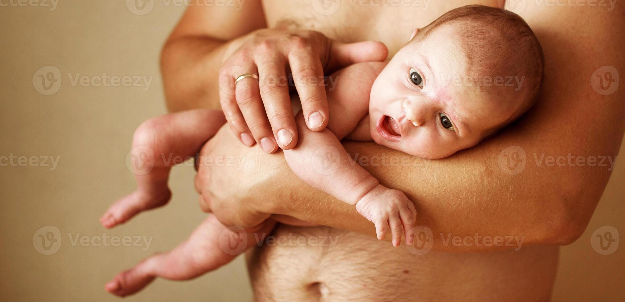 de cerca retrato de joven padre participación su recién nacido bebé. padres día día festivo, amar, cuidado concepto. foto