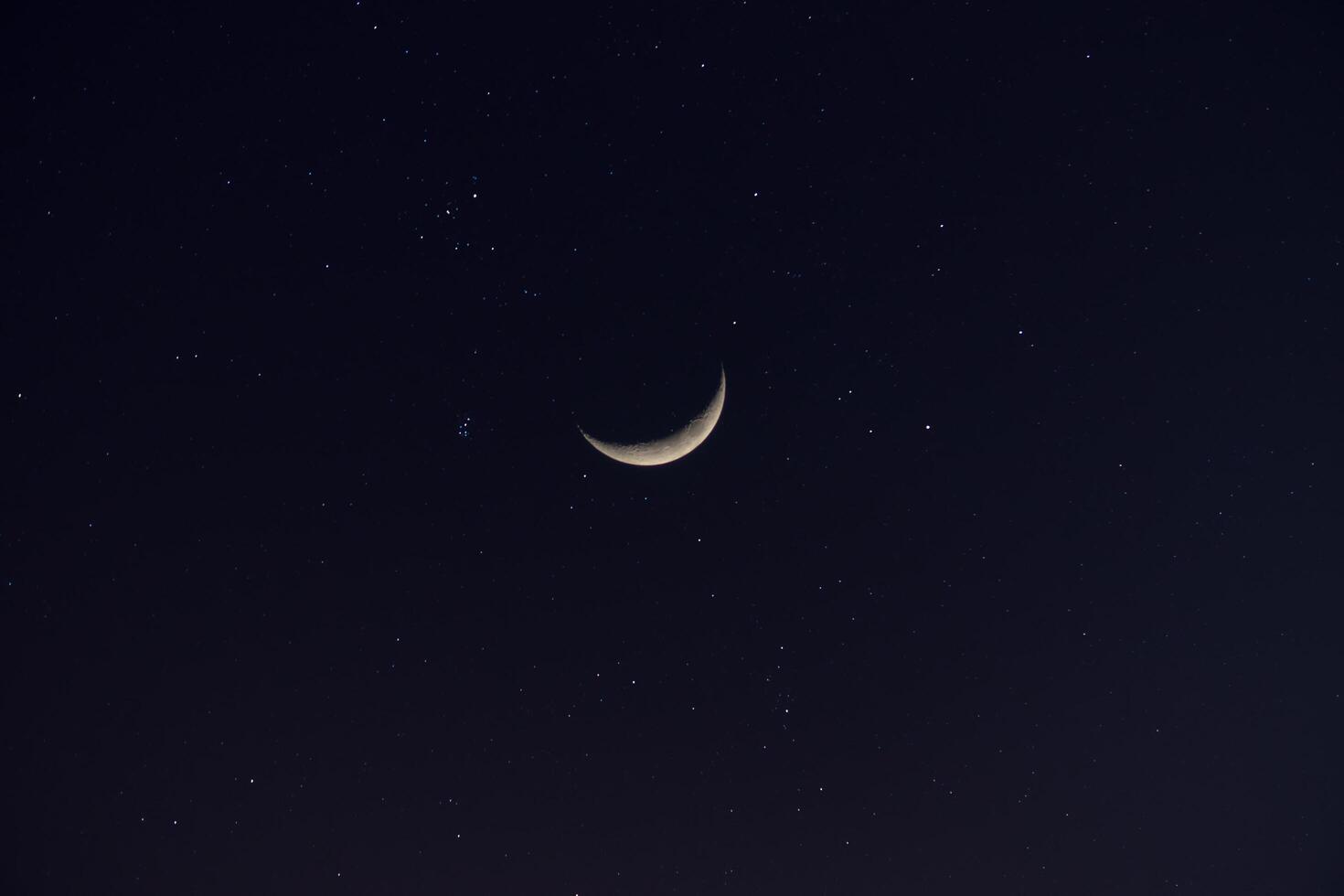creciente Luna en el oscuro noche. foto