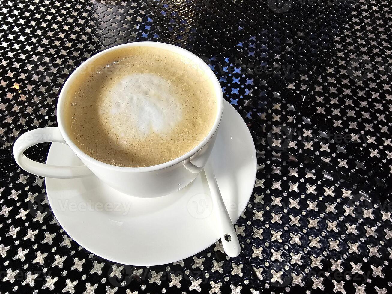 blanco taza de café en el desayuno mesa. foto