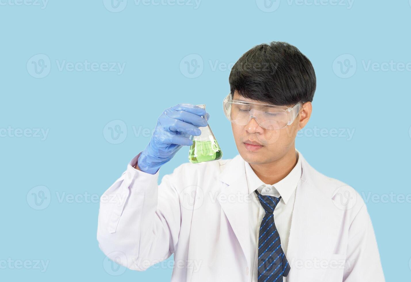 asiático hombre estudiante científico o médico en reactivo mezcla laboratorio en un Ciencias investigación laboratorio con prueba tubos de varios tamaños en el piso en laboratorio química laboratorio azul antecedentes. foto