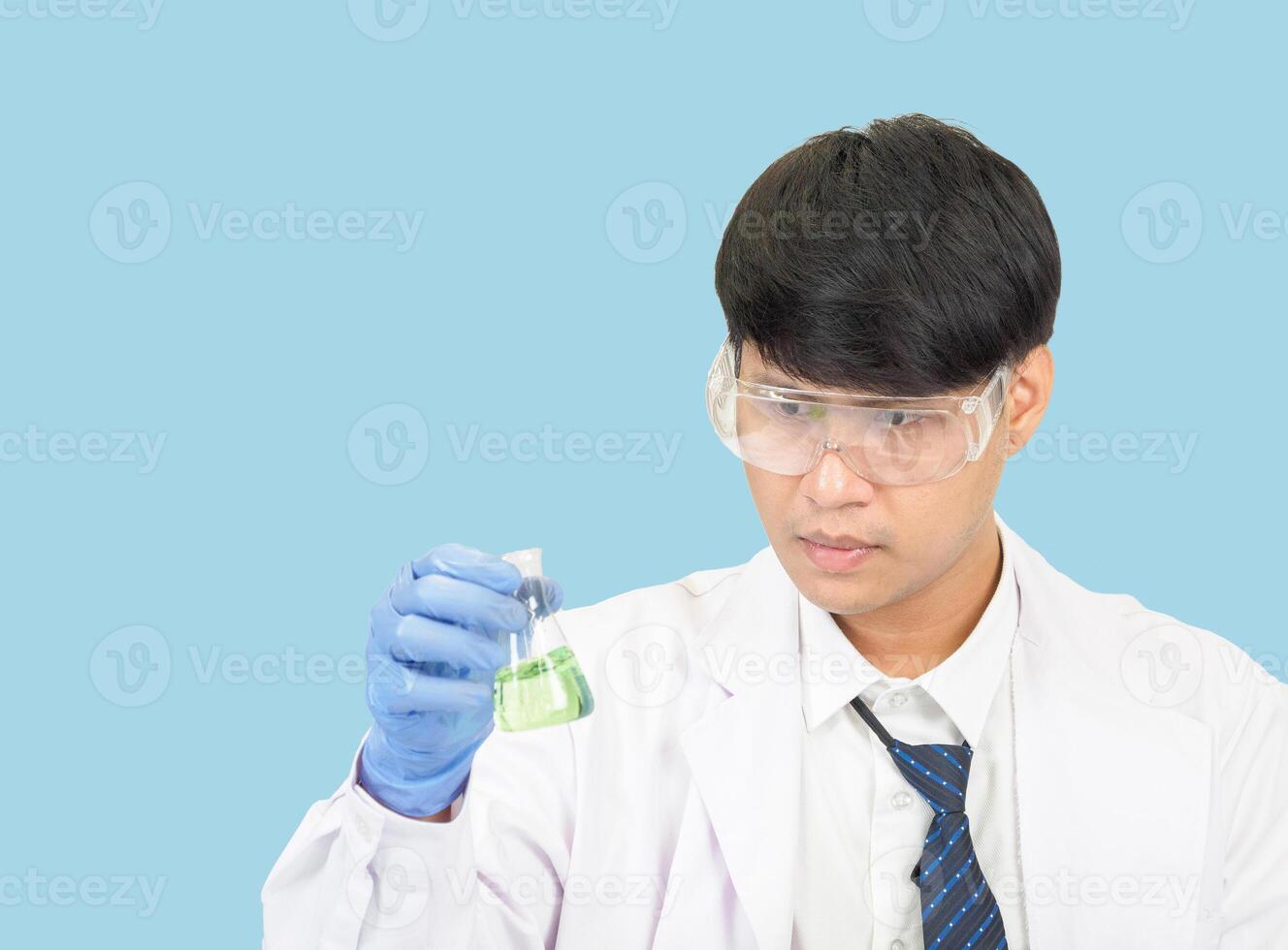 asiático hombre estudiante científico o médico en reactivo mezcla laboratorio en un Ciencias investigación laboratorio con prueba tubos de varios tamaños en el piso en laboratorio química laboratorio azul antecedentes. foto